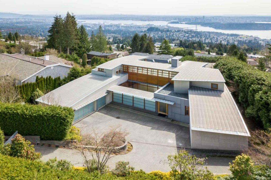 Exterior view of West Vancouver luxury rental home.