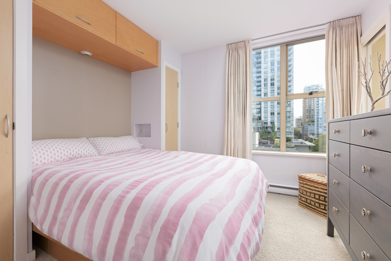 furnished bedroom in Yaletown condo with pink bedding